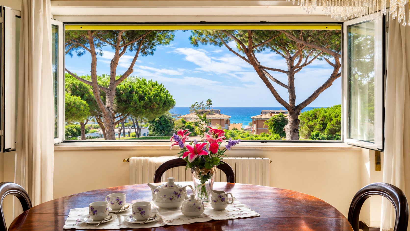 Tè e fiori con vista sul mare mediterraneo